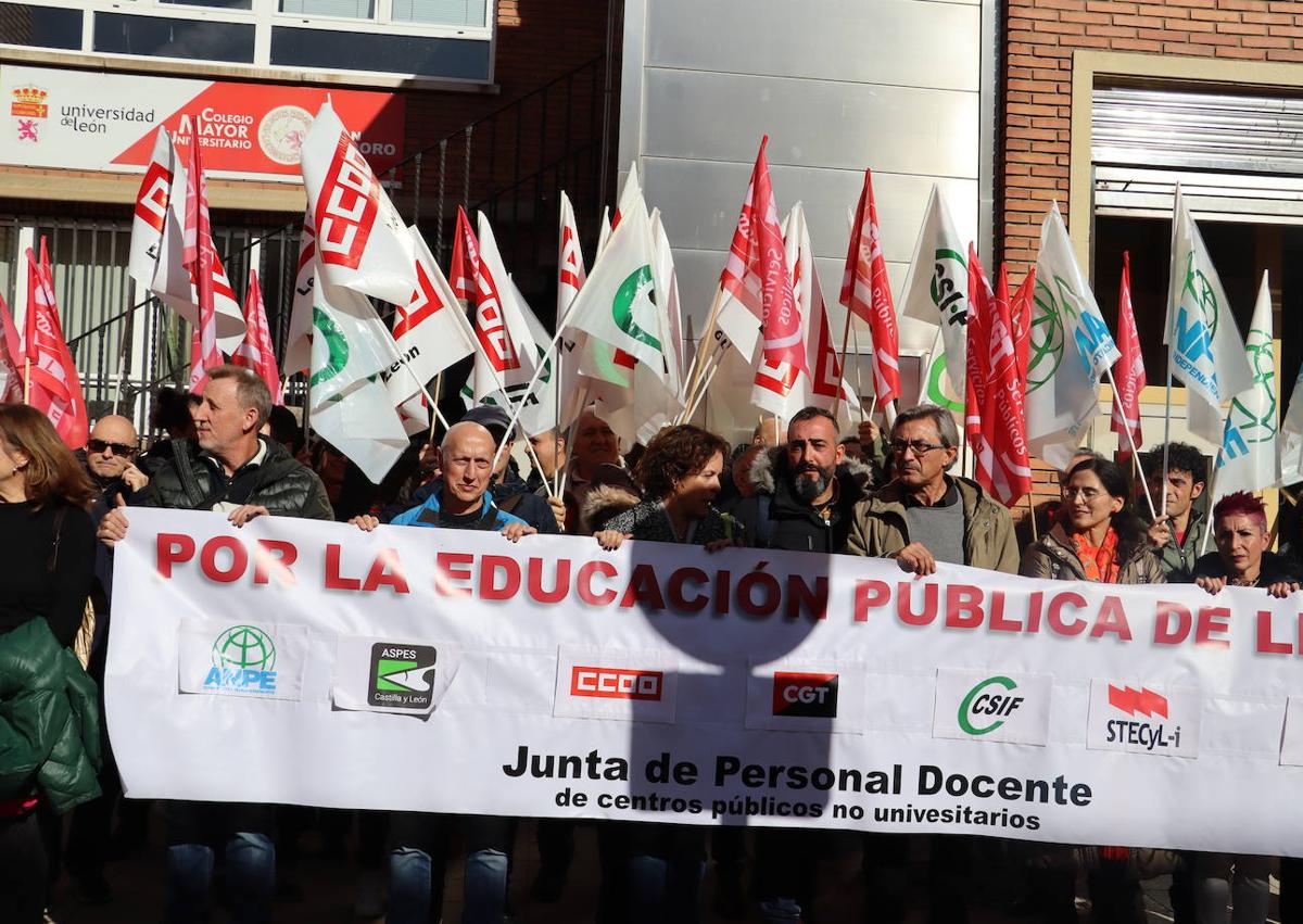 Imagen secundaria 1 - Concentración de docentes en León.