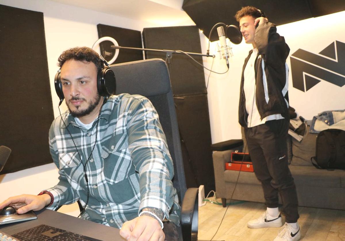 El artista leonés Kynni junto a su productor, Navan, en el estudio de grabación.