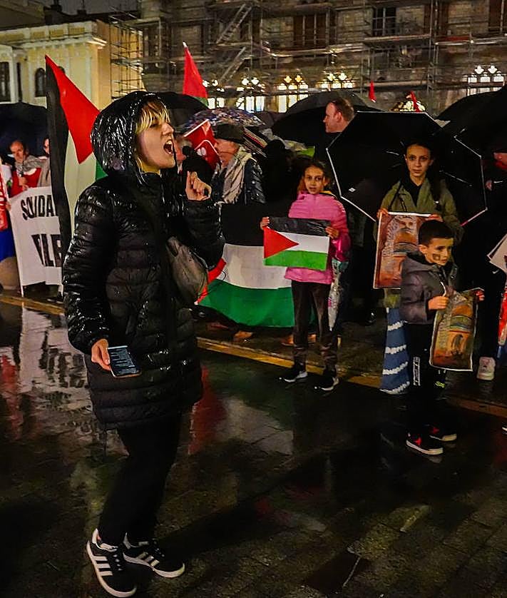 Imagen secundaria 2 - Apoyo a Palestina bajo la lluvia en León
