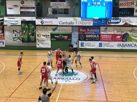Los jugadores de la Cultural de Baloncesto en el saque inicial.