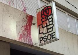 Pintura roja sobre la sede del PSOE de Ponferrada.