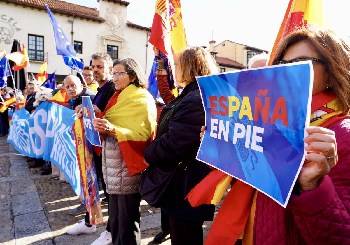 Imagen principal - León clama contra Sánchez y la amnistía: «Había que salir aunque fuera con bastón»