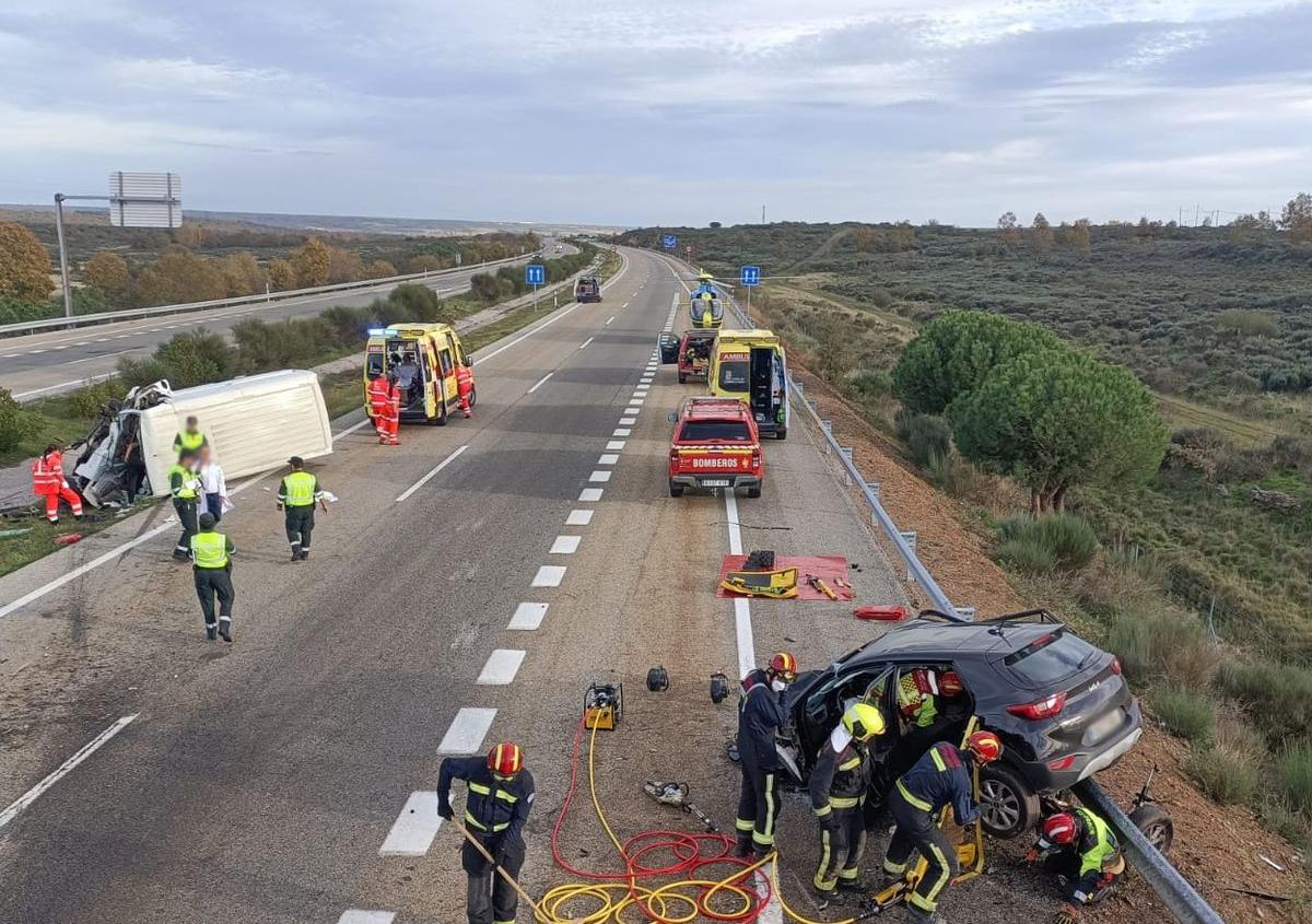 Imagen secundaria 1 - Una fallecida y tres heridos en un accidente en Brazuelo