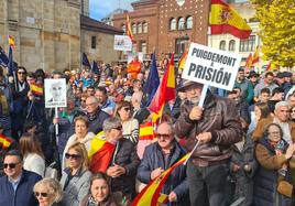 Manifestantes durante el acto convocado por el PP en León.