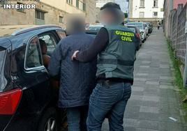 Momento de la detención del acusado de estafa continuada a través de llamadas telefónicas a una mujer berciana de avanzada edad.