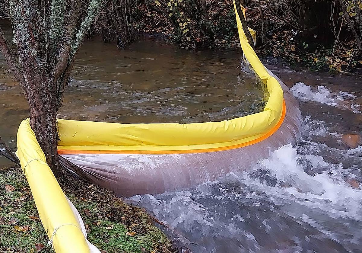 Barrera para proteger el río de vertidos en el rescate del camión cisterna.