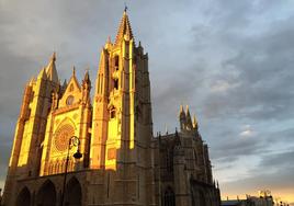 Fachada de la Catedral de León en un atardecer.