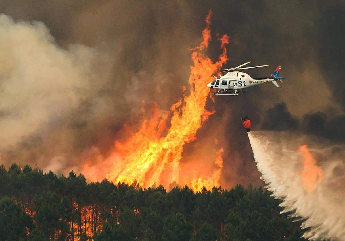 Imagen de archivo de un helicóptero en la extinción de un fuego.