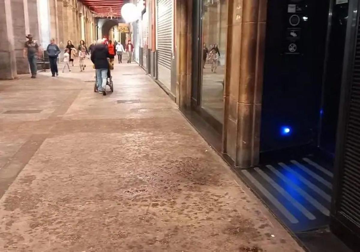 Huellas de sangre en el suelo frente a la puerta de entrada del pub donde tuvo lugar la brutal agresión en Marqués de San Esteban.