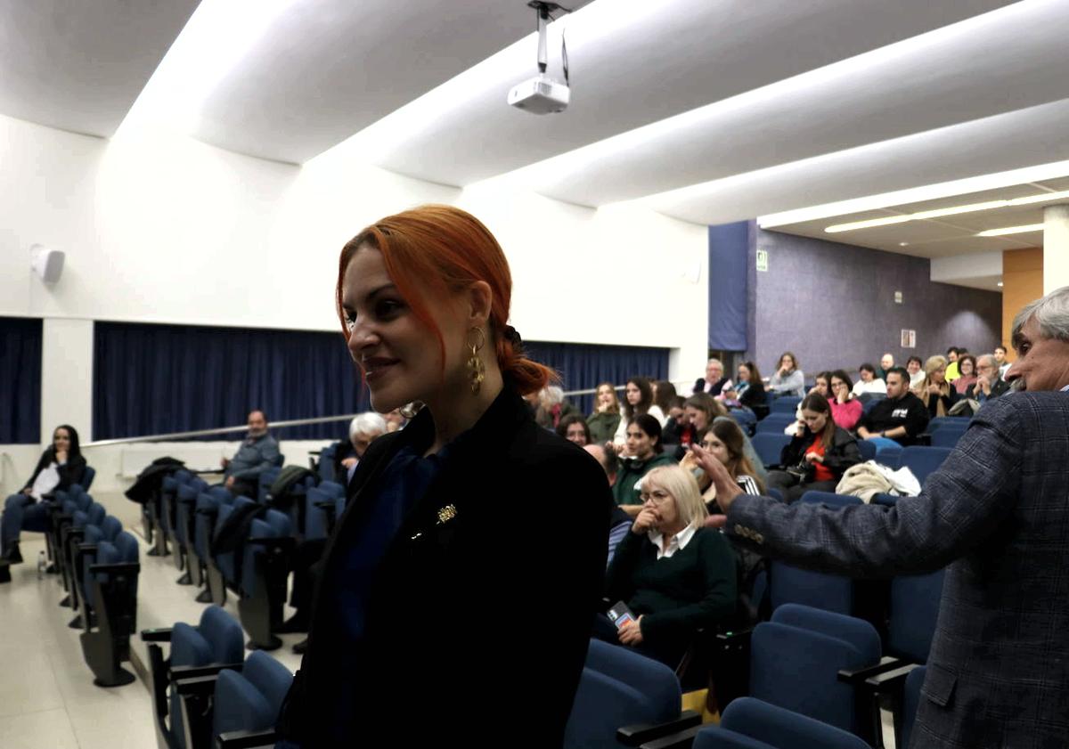 Imagen principal - Sara García imparte una conferencia en la ULE.