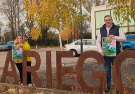 Miembros del equipo de Gobierno posan con el cartel del Cross Popular.