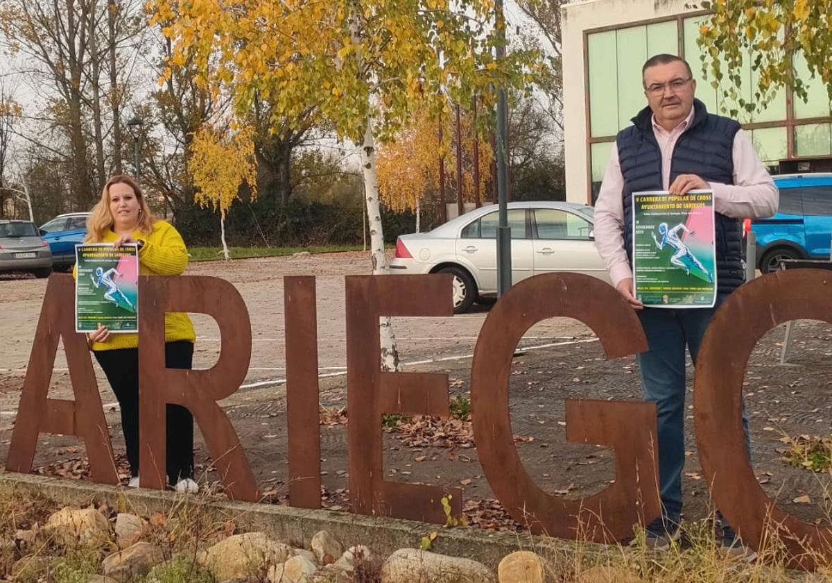 Miembros del equipo de Gobierno posan con el cartel del Cross Popular.