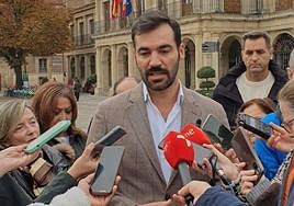 El portavoz del PP en León, David Fernández, esta mañana en San Marcelo.