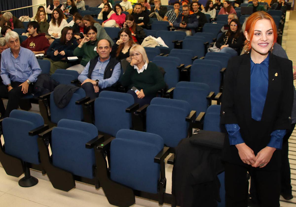 La investigadora y astronauta Sara García, durante la conferencia en la ULE.