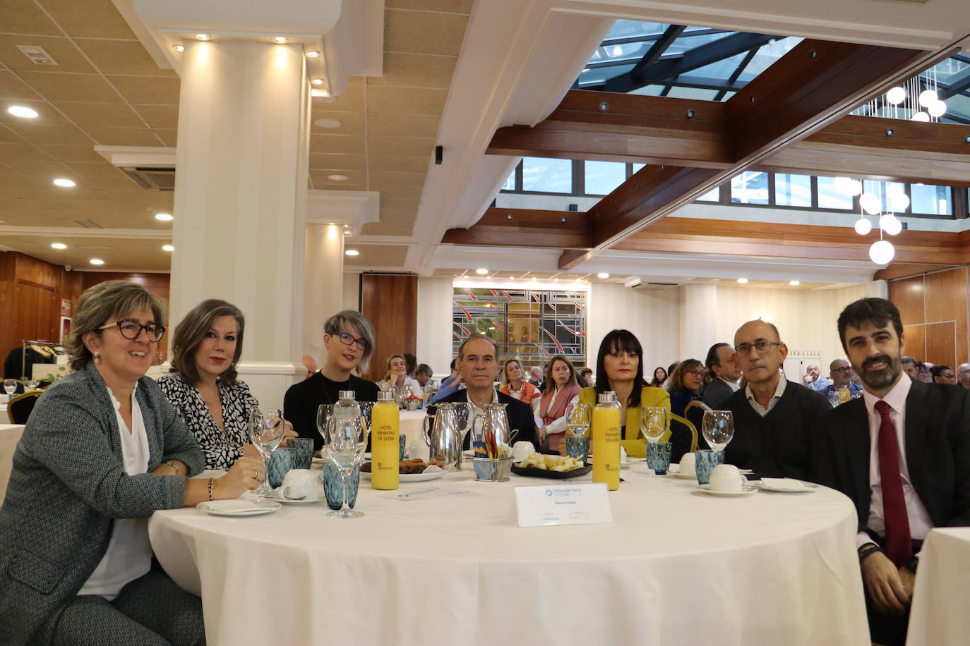 Charo López, María Asunción Mayo, Inés Santos, Juan María Vallejo, Adela Guerrero, Arturo Franco y Pablo Roberto.