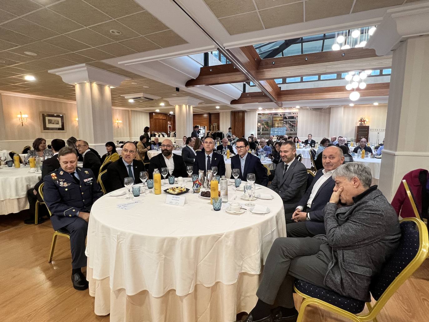 Juan Ángel Saura (teniente coronel Ejército del Aire), Jose Antonio Maira (dir. negocio institucional ABANCA), Domingo Rodríguez (director comercial local Vocento), Jose Antonio Diez (alcalde de León), Goyo Ezama (director general de Vocento en CyL), Marcos Álvarez (dir. ABANCA CyL), Luis Gerardo Díez (dir. proyectos Solucyl) y Eduardo Diego Pinedo (delegado territorial de León).