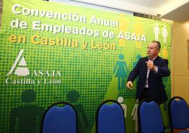 El presidente de ASAJA Castilla y León, Donacano Dujo (I), durante la inauguración de la XIII Convención de Empleados de Asaja en Castilla y León.