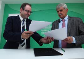 El rector de la Universidad de León, Juan García Marín (D), junto al director de Incibe, Félix Barrio (I), durante la firma del convenio para un nuevo programa de Formación Permanente en Internet de las Cosas.
