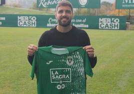 Iván González posa con la camiseta de su nuevo club, el Toledo.