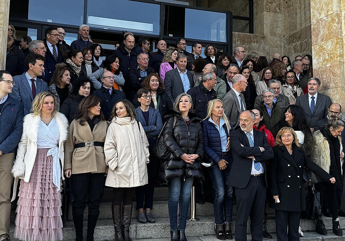 Manifestación del poder judicial a las puertas de los Juzgados de León.