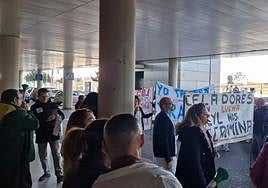 Manifestación de trabajadores sanitarios en el Hospital de León este viernes.