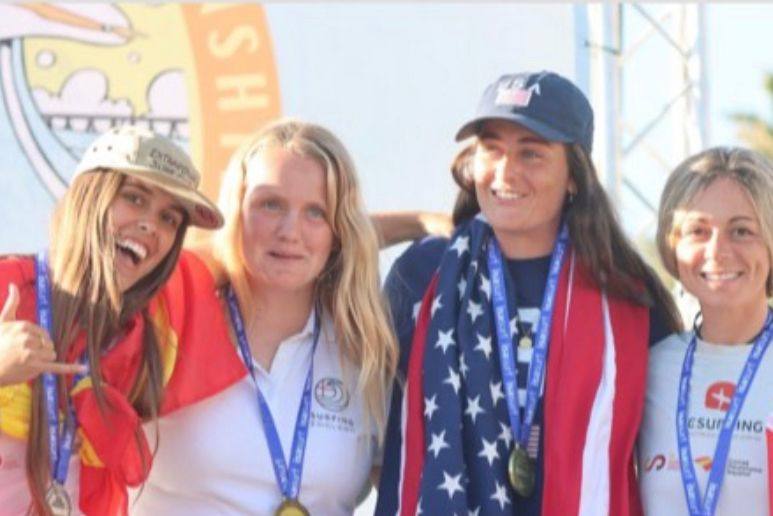 Ganadoras del Campeonato Mundial de Para Surf en California.
