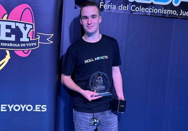 Héctor junto a su premio que le acredita como segundo mejor jugador de España en categoría A1 de yoyó.