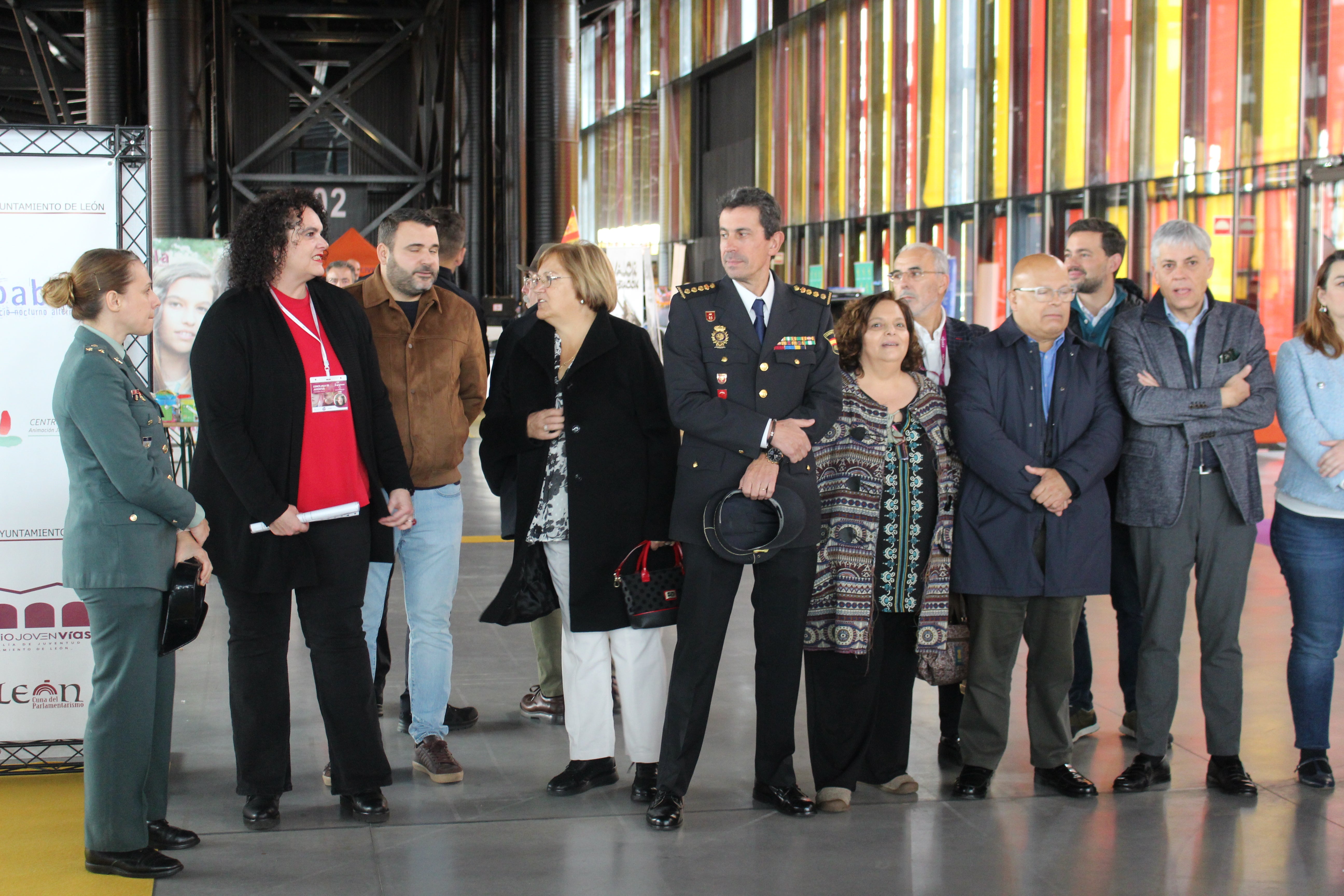 Visita de representantes en la feria juvenil Expojoven en su XXXIII edición.