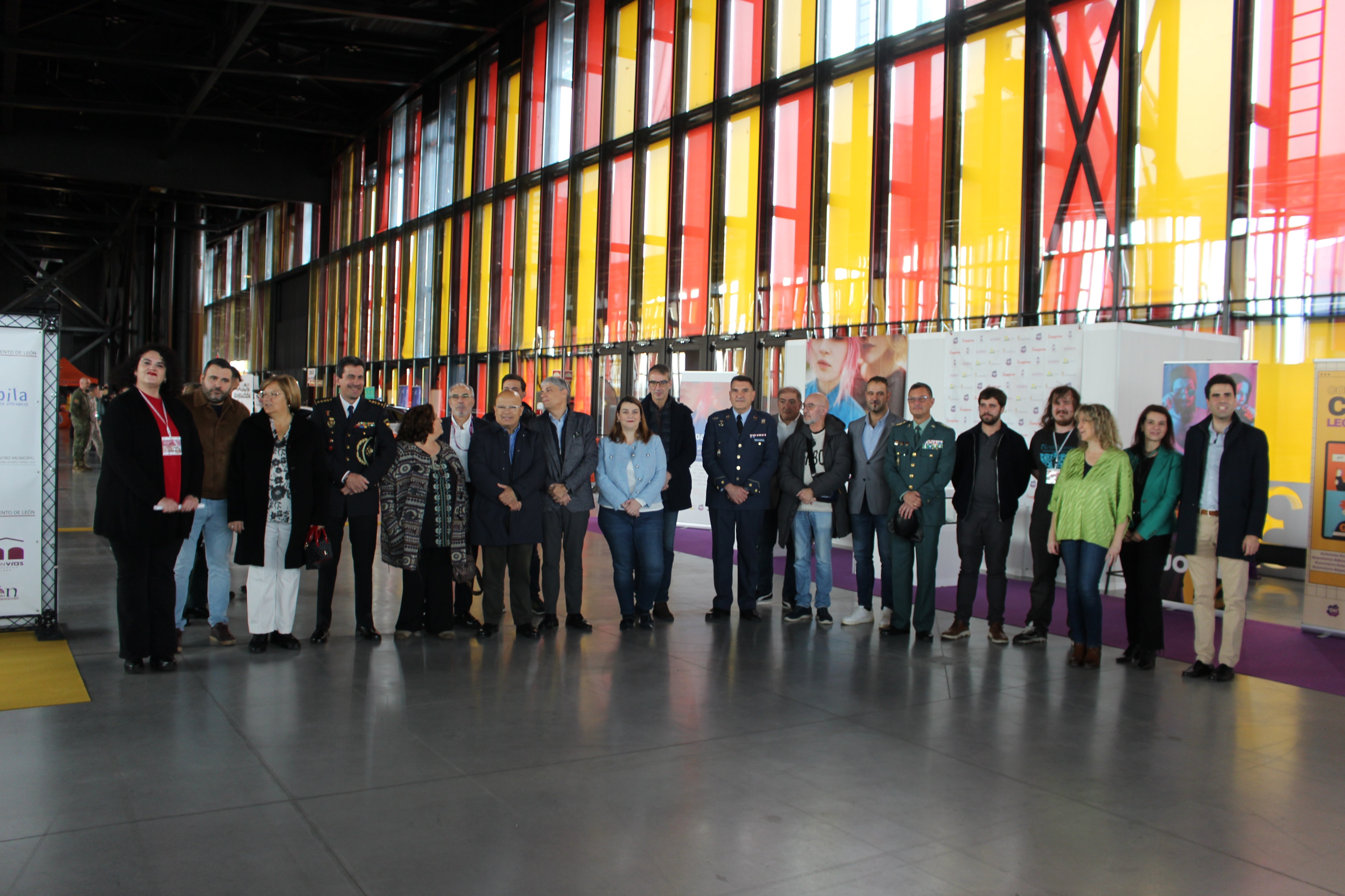 Visita de representantes en la feria juvenil Expojoven en su XXXIII edición.