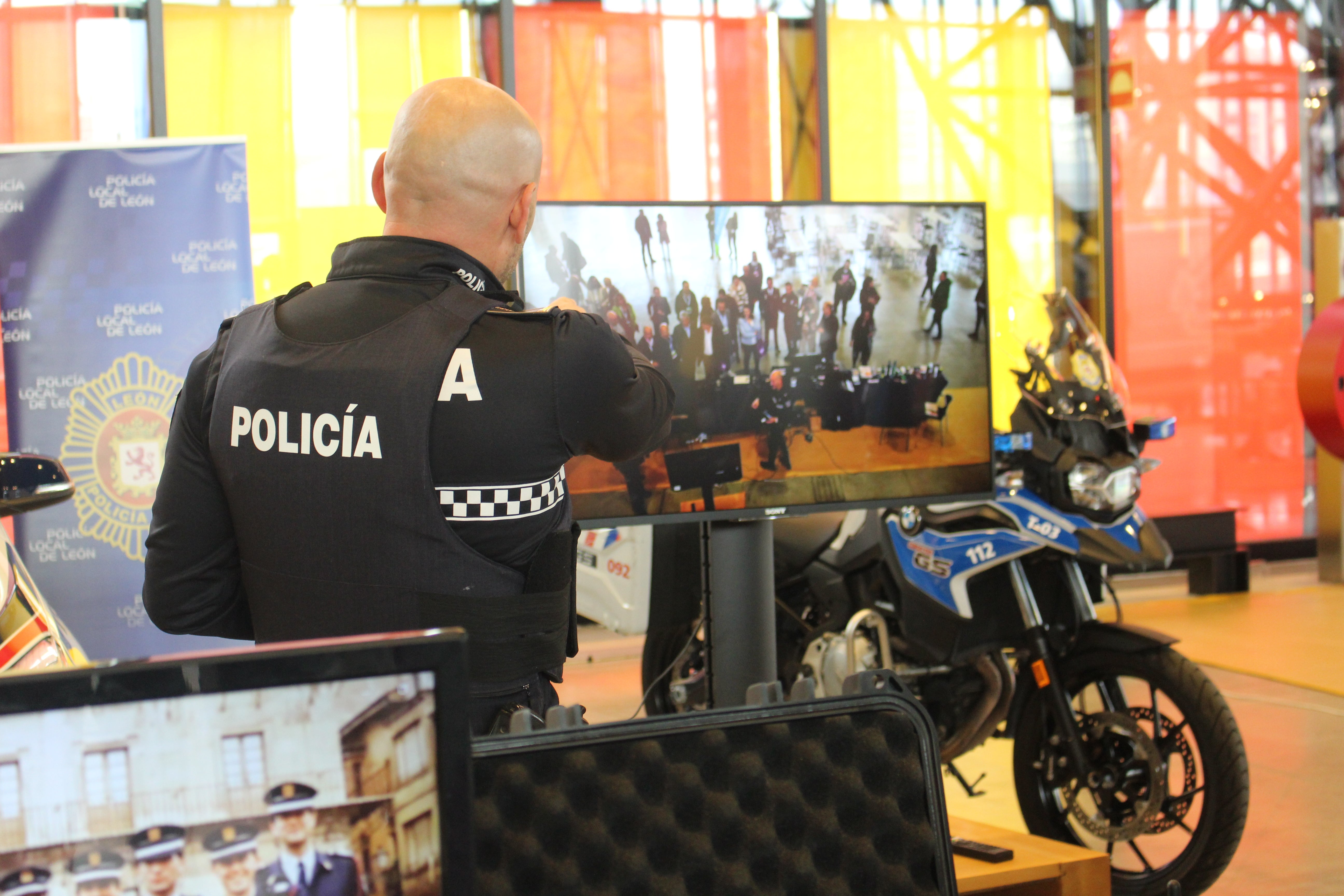 Policía Local muesta diapositivas del dron captando imágenes en la XXXIII edición de la Feria Juvenil Expojoven.