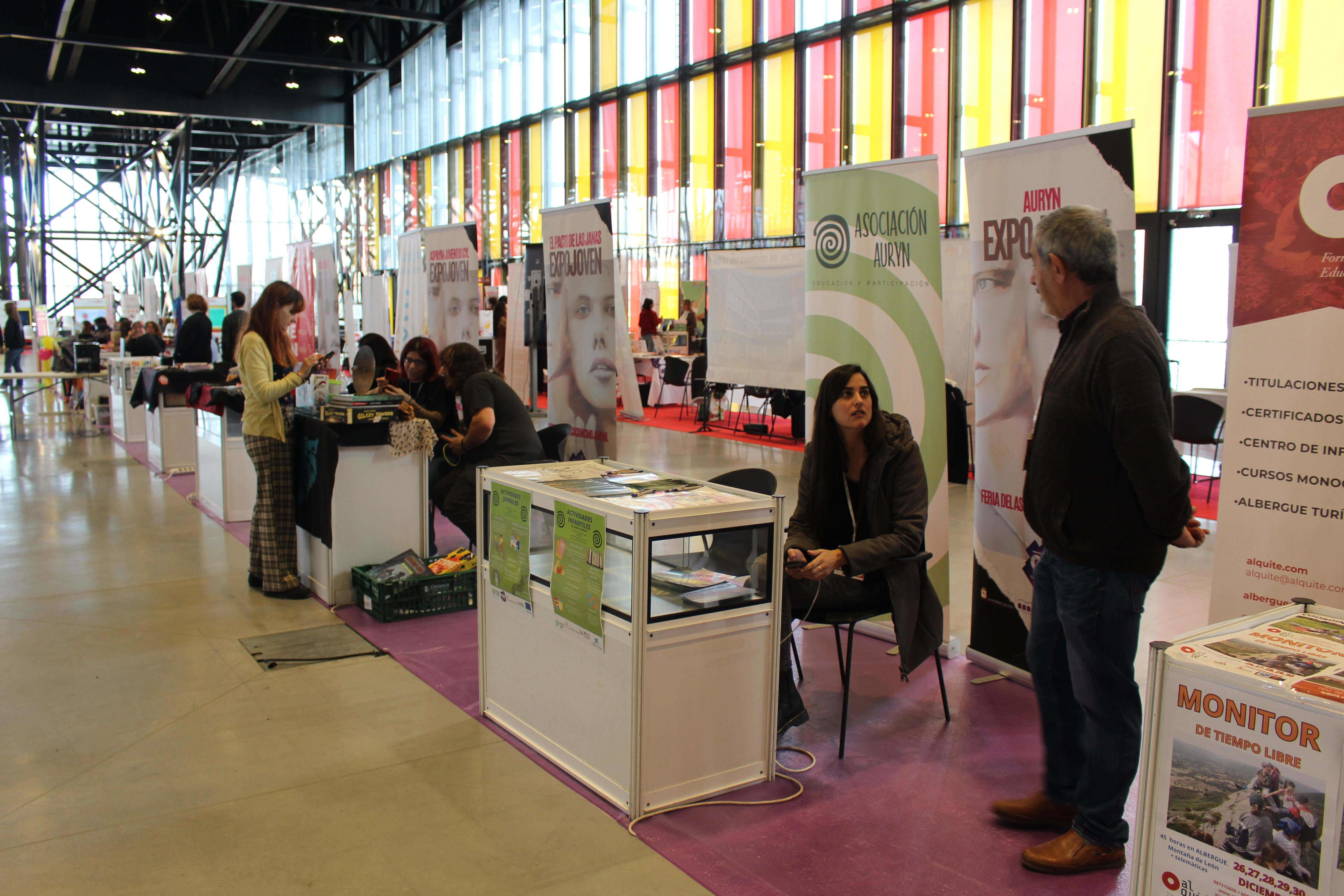 Diversos stand en la Feria Juvenil Expojoven.