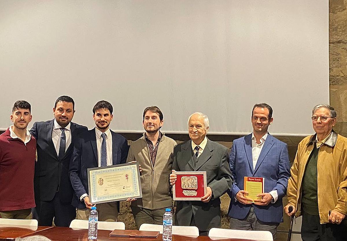 Miembros del Consejo, autores y premiado.