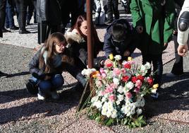 Familiares y asistentes colocan flores en honor a las víctimas de tráfico