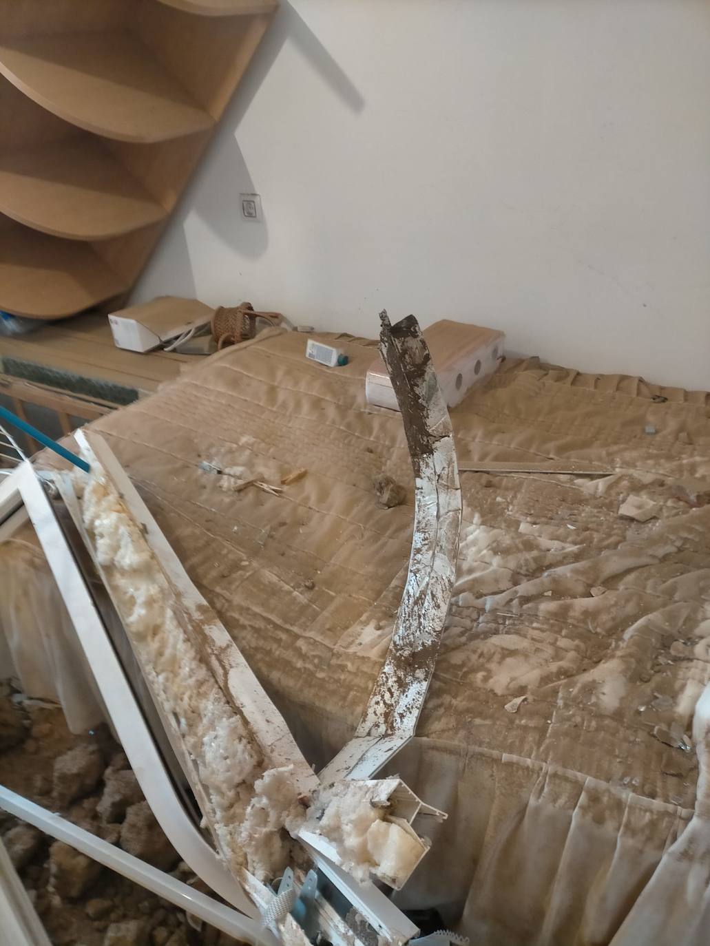 La ventana de la estancia quedó completamente destrozada.