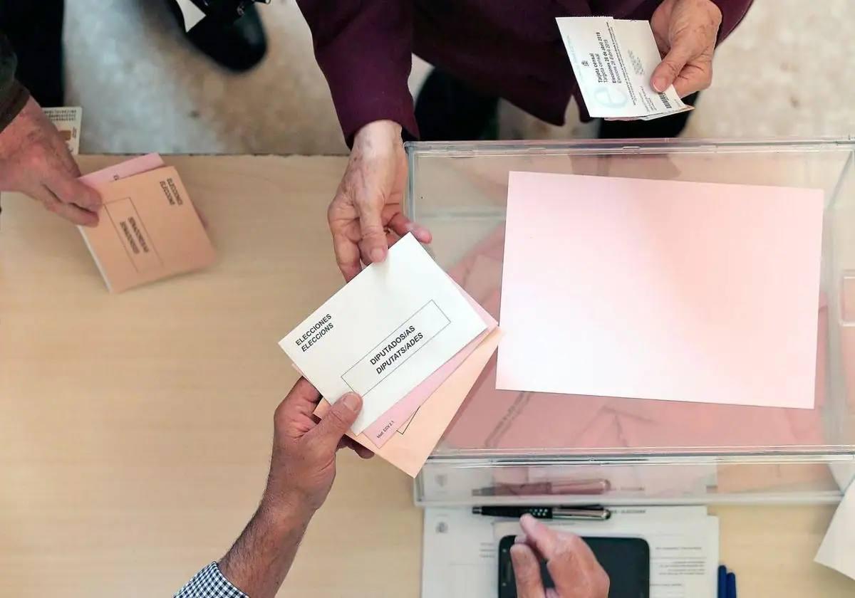 Persona votando en las elecciones municipales.