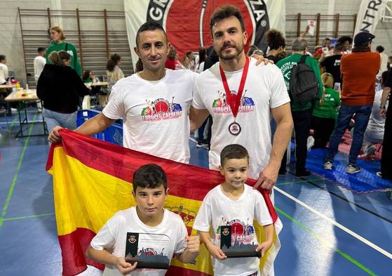 Marcelo Amorim, Leo Guillermo Azevedo y Luis Aitor Guzmán posan con sus medallas.