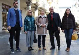 Los diputados y senadores del PP por León, este lunes en la Plaza de Regla.