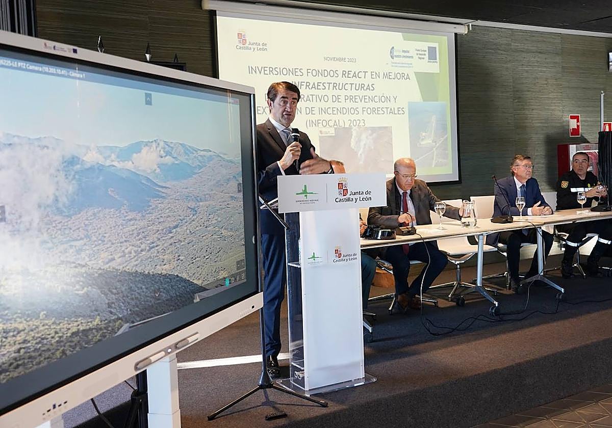 El consejero de Medio Ambiente, Vivienda y Ordenación del Territorio, Juan Carlos Suárez-Quiñones, inaugura la jornada sobre actuaciones de modernización y mejora del operativo de extinción de incendios con fondos europeos.
