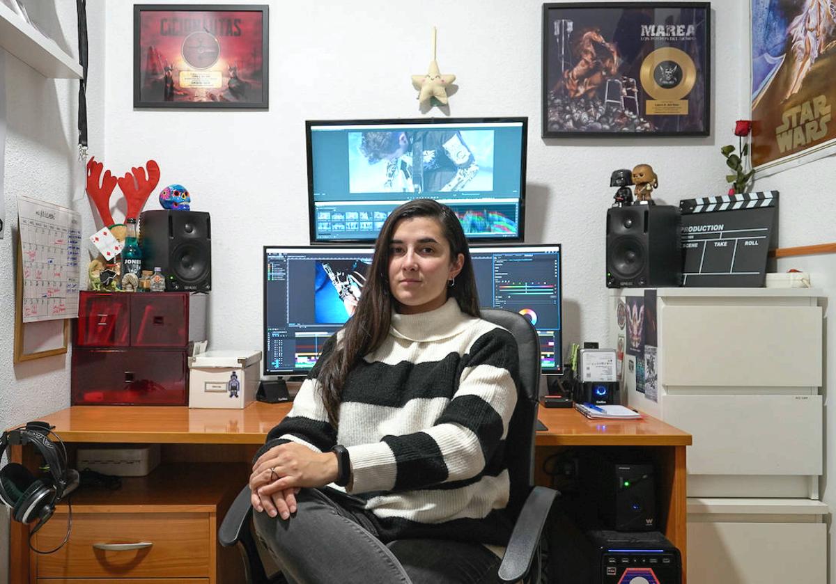 La leonesa Laura R. del Amo en el estudio de grabación de Music Center.
