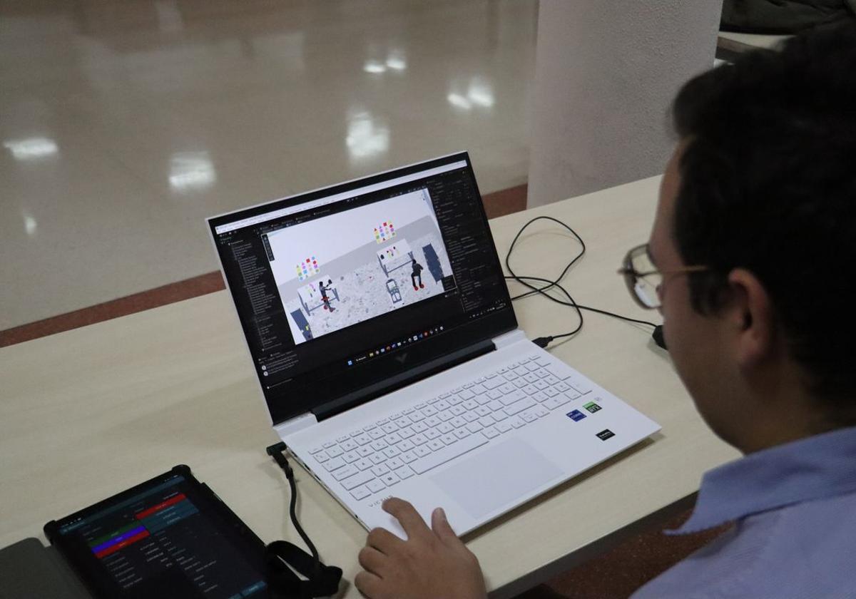 Alberto Martínez observa en el ordenador la recreación virtual del ejercicio.