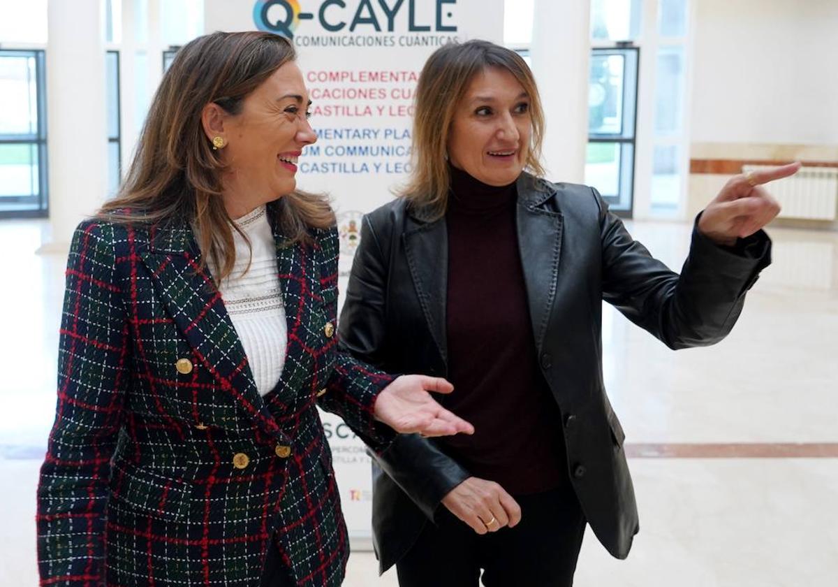 La consejera de Movilidad y Transformación Digital, María González Corral, y la de Educación, Rocío Lucas, inauguran la jornada de difusión del programa RedCAyLE organizada por la Universidad de Valladolid (UVA).