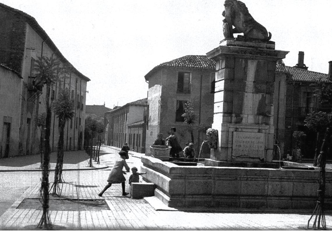 Imagen después - Niños jugando en la Fuente de la Legión