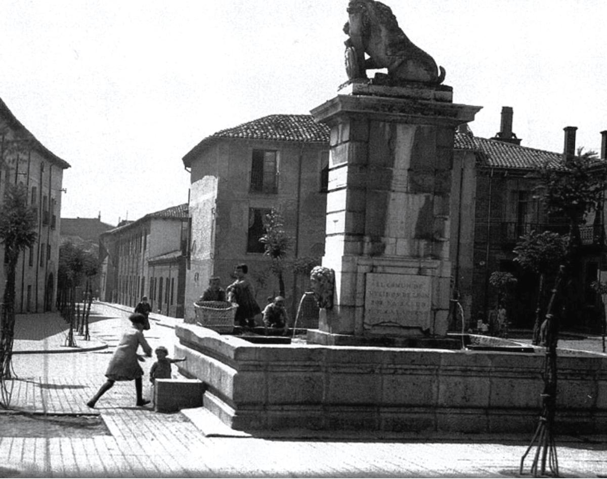 Niños jugando en la Fuente de la Legión