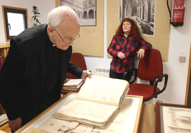 El director del archivo de la Catedral de León, Manuel Pérez Recio junto con Carmen Donoso Martínez, auxiliar del archivo.