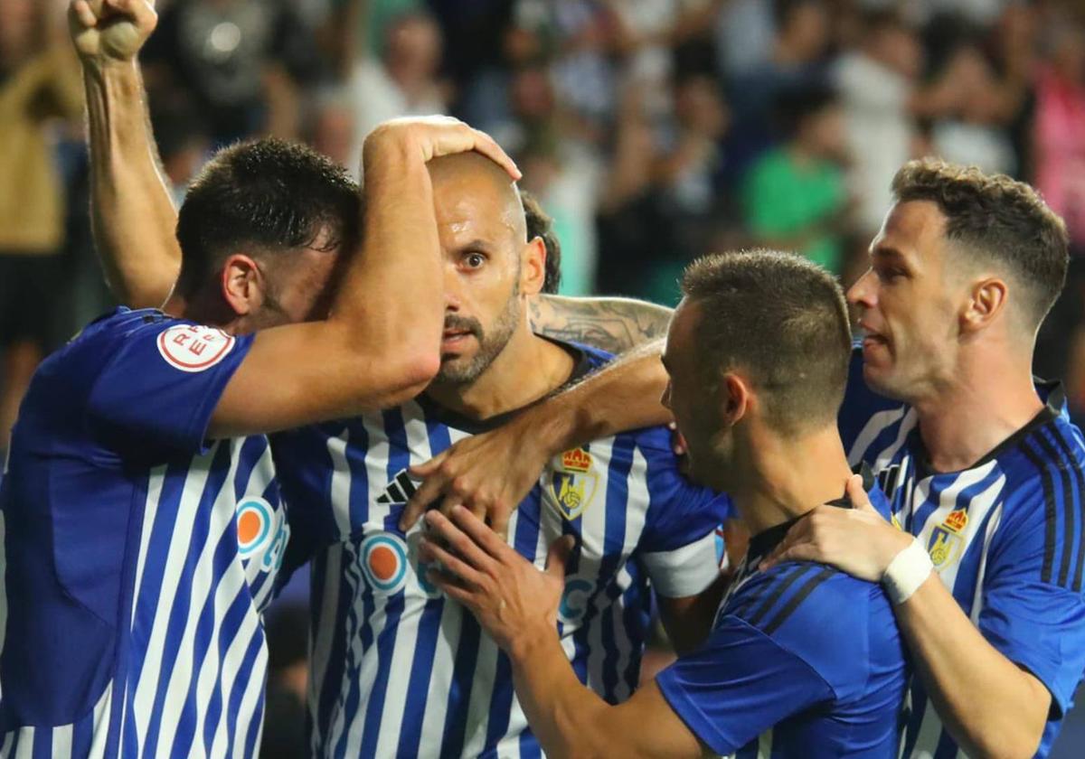 Yuri celebra un gol con sus compañeros.