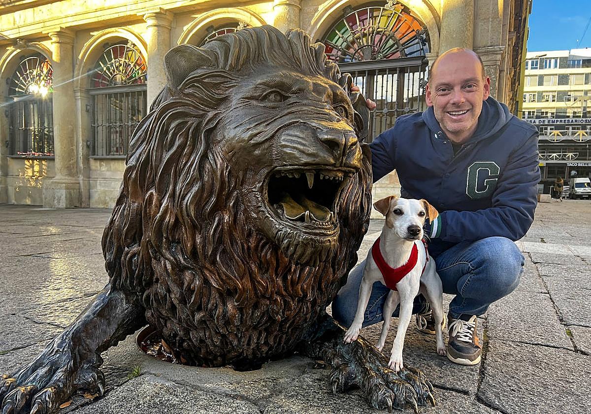 El perro Pipper junto a su cuidador Pablo Muñoz en el león de San Marcelo.