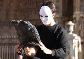 Alumnos de la Escuela de Arte de León cubren con bolsas los rostros de sus compañeros.