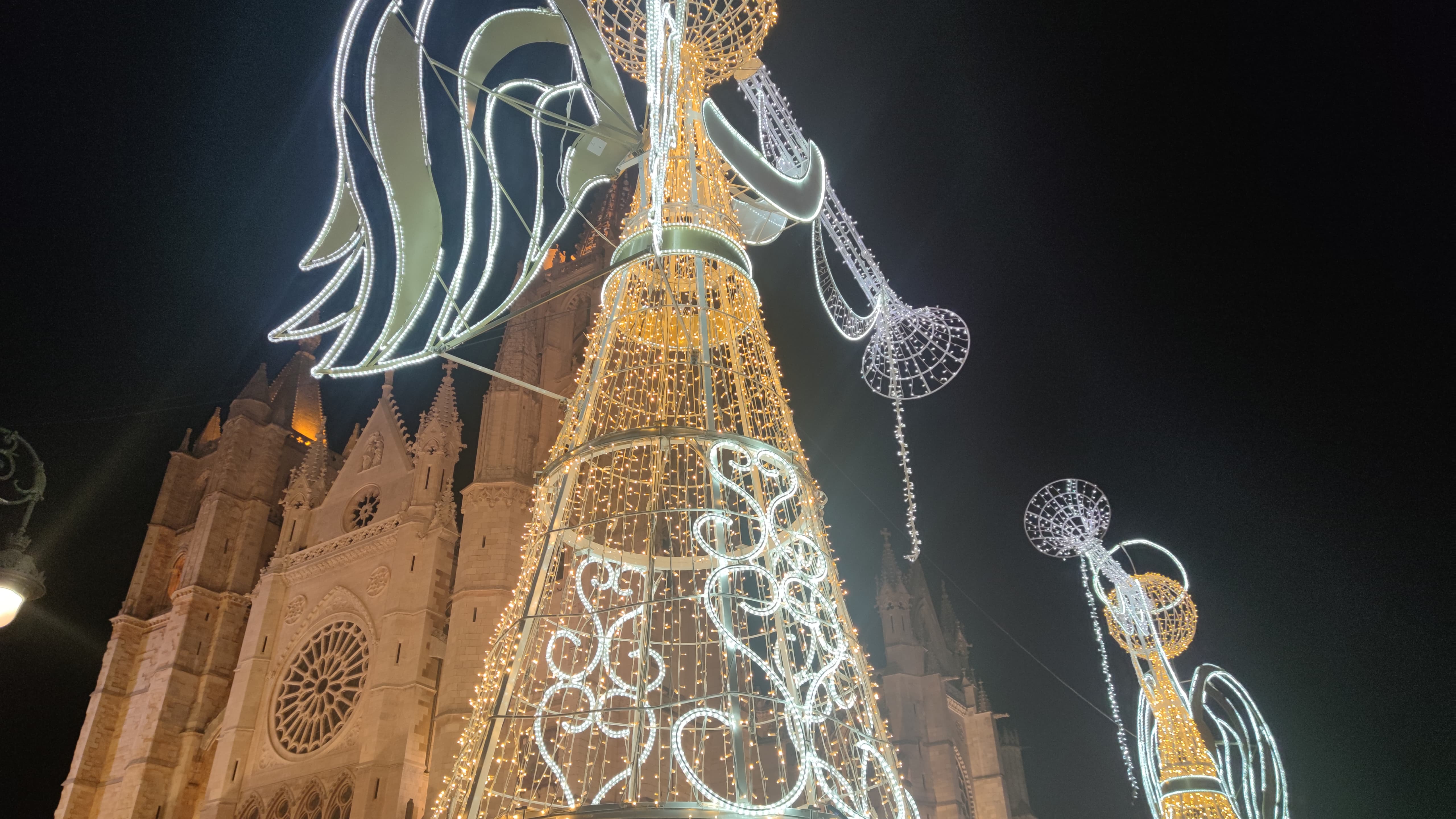 Inaugurado el alumbrado navideño de León