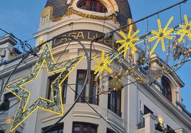 Las luces de Navidad ya están presentes en la ciudad a la espera del encendido oficial.