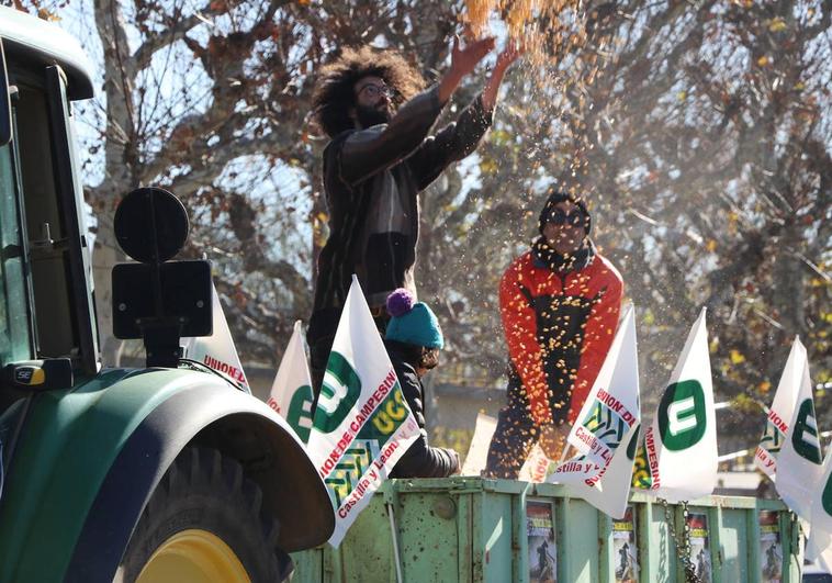 Tirada de maíz en la manifestación del campo en León.